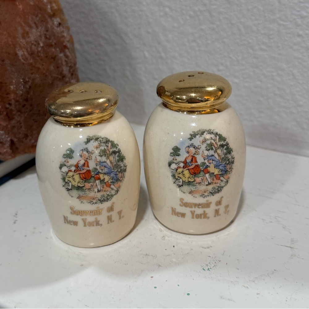 Vintage New York Gold‎ and Cream Souvenir Salt and Pepper Shakers